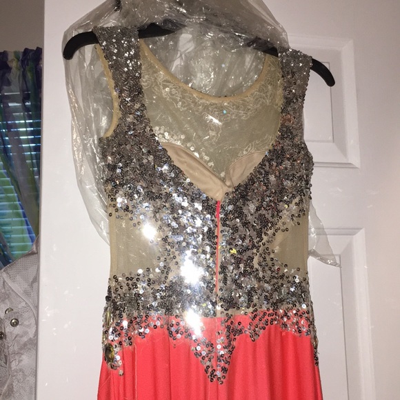 GORGEOUS PROM DRESS - Picture 3 of 8